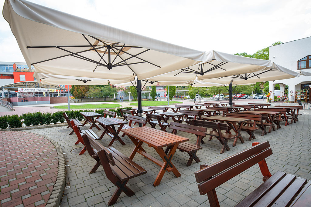 Slunečníky Brno | Restaurace Sluneční Dvůr | Scolaro Alu Poker 7 x 7 m